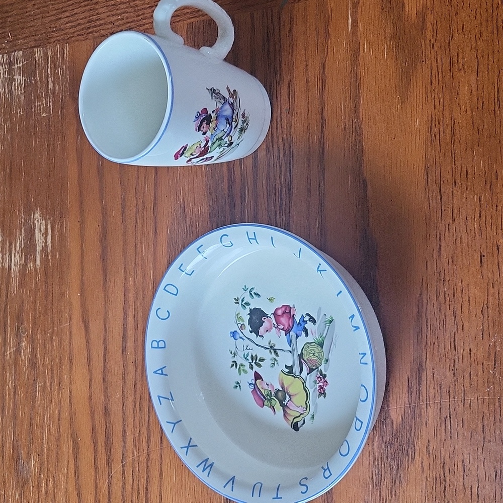 Charming White Mug with Vintage Illustration Like New